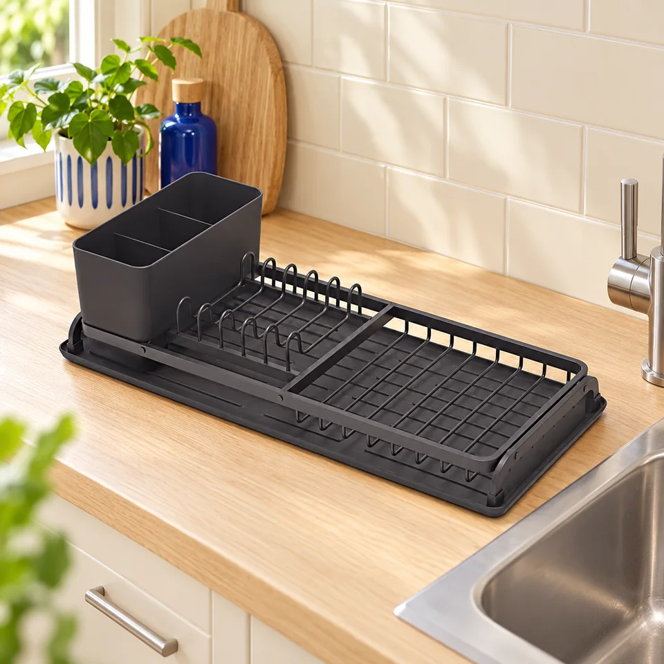 Brabantia SinkSide — égouttoir compact — Illustration du rangement vide, comparée à la référence exacte ; accessoires de démonstration non inclus.